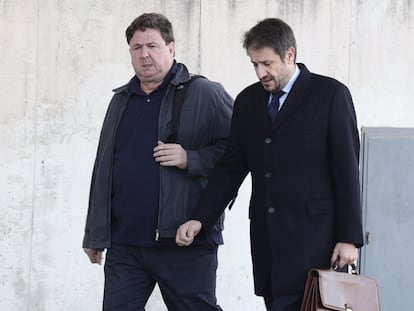 El denunciante de la trama Gürtel, José Luis Peñas (izquierda), acude acompañado de su abogado, Ángel Galindo, para declarar como testigo a la Audiencia Nacional, este martes en San Fernando de Henares (Madrid).