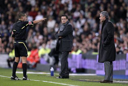 El entrenador del Madrid, José Mourinho, es expulsado del campo durante el partido de Copa contra el Murcia tras insultar al árbitro.