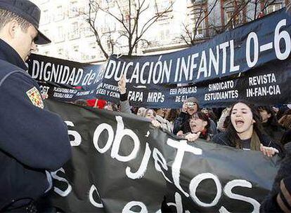 Agentes de la policía ante la concentración que CC OO, UGT y CSIT-UP han convocado ante la Consejería de Educación.