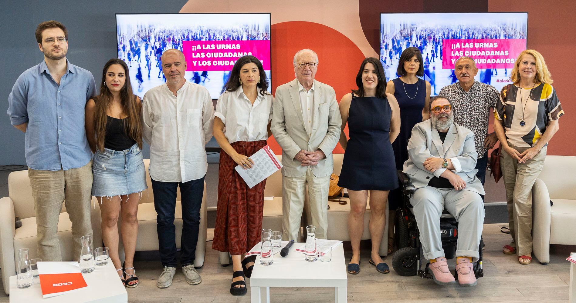 Representantes del mundo de la Cultura y de los sindicatos presentan un manifiesto firmado por 300 personalidades pidiendo el voto por las fuerzas progresistas este martes en el Círculo de Bellas Artes de Madrid.