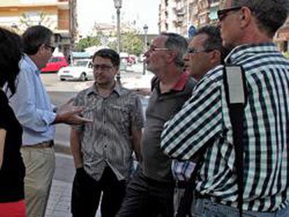 Miembros del comité de empresa y un representante de la dirección de Radiotelevisión Valenciana conversan a las puertas de la Inspección de Trabajo en Valencia