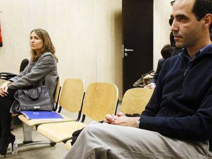 El exdirectivo de Invercaria Crist&oacute;bal Cantos, durante el juicio por su despido, junto a la expresidenta de la empresa Laura G&oacute;miz.