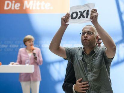 Un partidario del no en el referéndum griego irrumpe en un acto de la CDU con la canciller Angela Merkel celebrado en Berlín el pasado sábado.