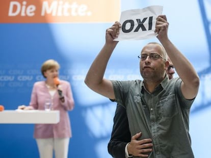 Un partidari del no en el referèndum grec irromp en un acte de la CDU amb la cancellera Angela Merkel celebrat a Berlín dissabte passat.