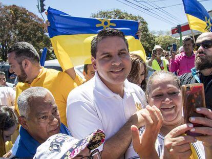 Fabricio Alvarado, candidato a la presidencia de Costa Rica, con sus seguidores.