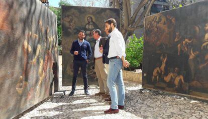 Miembros de la corporación de Lorca contemplan las tres pinturas barrocas en el exterior del palacio de Guevara.