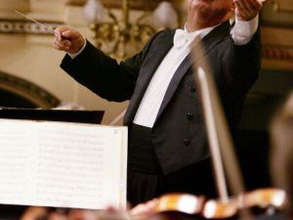Rafael Fr&uuml;hbeck de Burgos dirige a la Dresdner Philharmonic Orchestra.