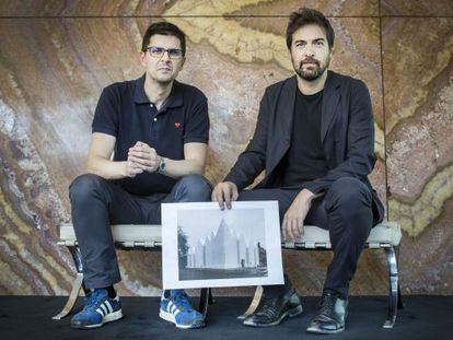 Alberto Veiga y Fabrizio Barozzi, quien sostiene una imagen del auditorio ganador del premio Mies van der Rohe.
