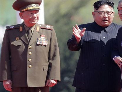 El líder norcoreano Kim Jong Un, segundo por la derecha, en una imagen del pasado abril.