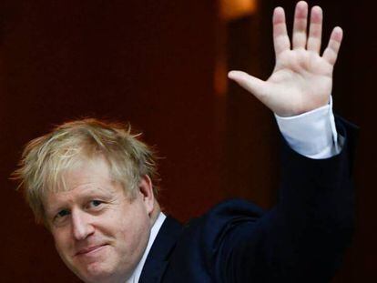 Boris Johnson, este lunes, a la salida de Downing Street. Así ha sido el rechazo del Parlamento a la propuesta de Johnson de celebrar elecciones generales el 12 de diciembre.