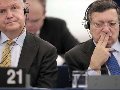 El presidente de la Comisi&oacute;n Europea Jose Manuel Durao Barroso (derecha) y el comisario Olli Rehn 