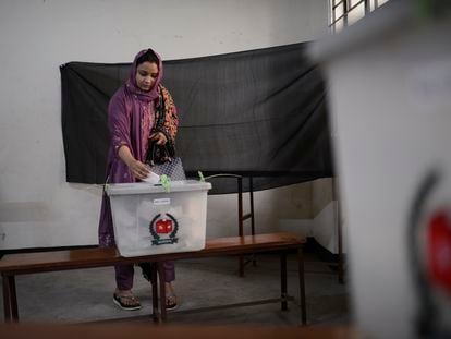 Una mujer deposita su voto en un colegio electoral en Daca, capital de Bangladés, este domingo 7 de enero de 2024