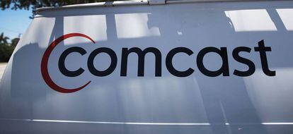 Logo de Comcast en una fachada.