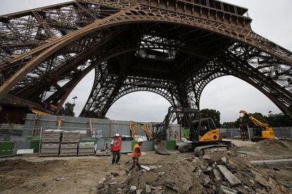 Trabajadores construyendo la nueva barrera de seguridad de la Torre Eiffel de París.