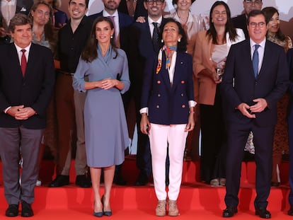 La reina Letizia reconoció ayer la gran fortaleza que tienen las ONG que consiguen cambiar las cosas y “dar una oportunidad a quienes han perdido la esperanza”, con “mucho trabajo, sacrificio y gran profesionalidad”. Doña Letizia presidió, junto a la presidenta de Banco Santander, Ana Botín, la entrega de premios de la XV convocatoria de Euros por tu nómina, una iniciativa con la que el banco reparte cerca de 700.000 euros entre los 15 proyectos ganadores, que trabajan con colectivos vulnerables.