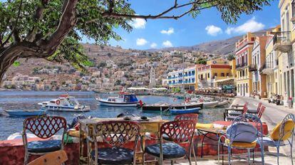 Típica estampa de una terraza en un puerto en cualquier isla griega.