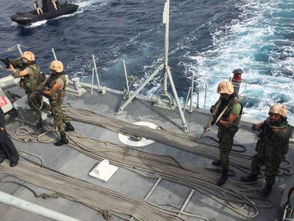Militares libios en un ejercicio de adiestramiento a bordo de un buque de la Armada española.
