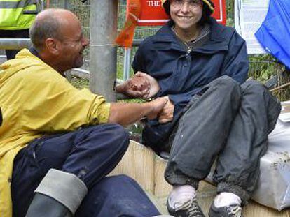 Natalie Hynde, con sus manos pegadas a un hombre en su protesta contra el 'fracking' en a un campo de West Sussex, el pasado mes de julio. /