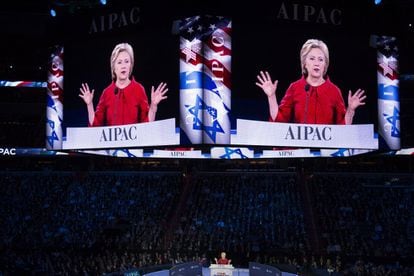 La aspirante a candidata demócrata a la presidencia estadounidense Hillary Clinton durante un acto electoral celebrado en el Comité Estadounidense-Israelí de Actividades Políticas (AIPAC) en Washington (Estados Unidos).