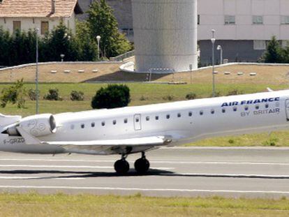 Un avi&oacute;n de Britair despega del aeropuerto de Bilbao.