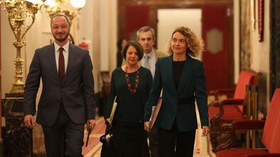 Miembros de la Mesa y la presidenta del Congreso de los Diputados.
