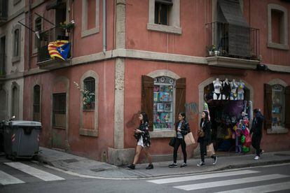 Un grup de dones passa per davant d'un comerç del barri de la Barceloneta.