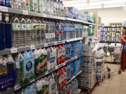 Estanterias de agua embotellada en un supermercado de Barcelona.