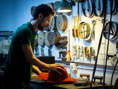El dueño de la sombrerería madrileña Medrano trabaja en la fabricación de uno de los modelos de su tienda.