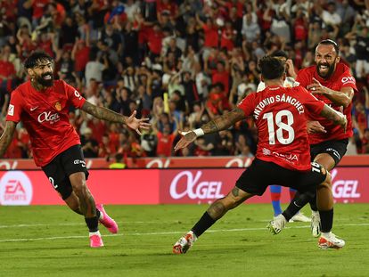 Muriqi celebra su gol al Barcelona con sus compañeros.