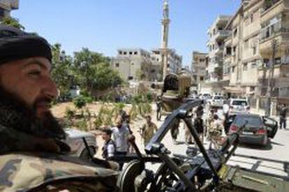 Rebeldes sirios escoltan a los inspectores de la ONU en el &aacute;rea donde investigan el lanzamiento de armas qu&iacute;micas.