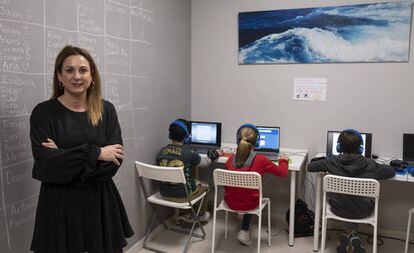 Pilar Muñoz Alarcón, en una de las aulas de su centro Ábaco, en Alcalá de Guadaíra, mientras tres menores hacen una sesión del método WITS.