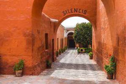 Una de las calles interiores del monasterio de Santa Catalina, en Arequipa.