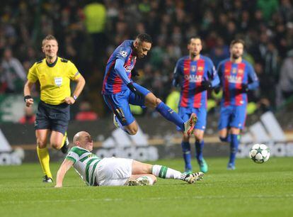 Neymar, ante Scott Brown, en Celtic Park.