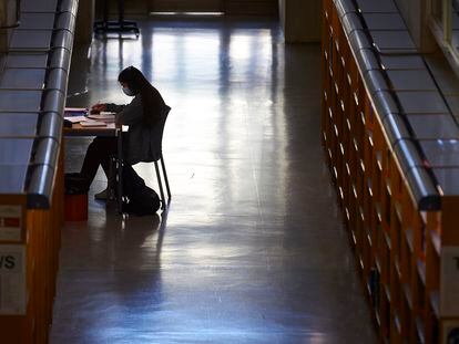 Una estudiante en la biblioteca de la Universidad Pública de Navarra.