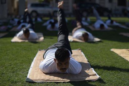 Afganos practican yoga en Kabul (Afganistan).