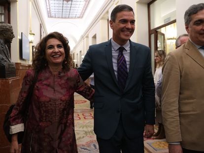El presidente del Gobierno, Pedro Sánchez, y la ministra de Hacienda, María Jesús Montero, el jueves en el Congreso.