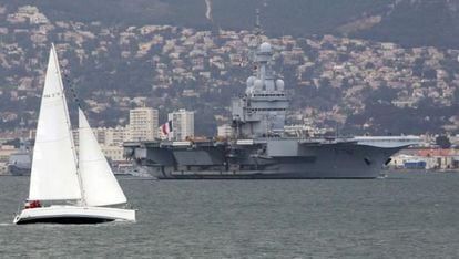 El buque francés Charles de Gaulle abandonando la base naval de Toulon