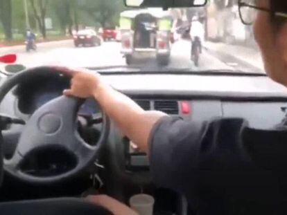 El conductor, al volante, desde el asiento del pasajero en Filipinas.