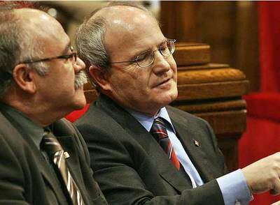 José Montilla, junto a Josep Lluís Carod Rovira ayer en el Parlament.