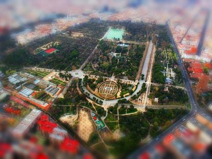 Vista aérea del Parque del Retiro, con la Rosaleda en primer término y el estanque grande al fondo.