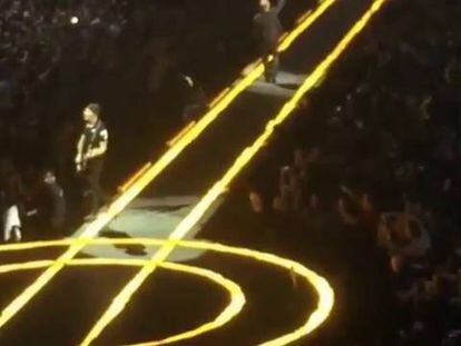 El guitarrista d’U2 cau de l’escenari durant un concert