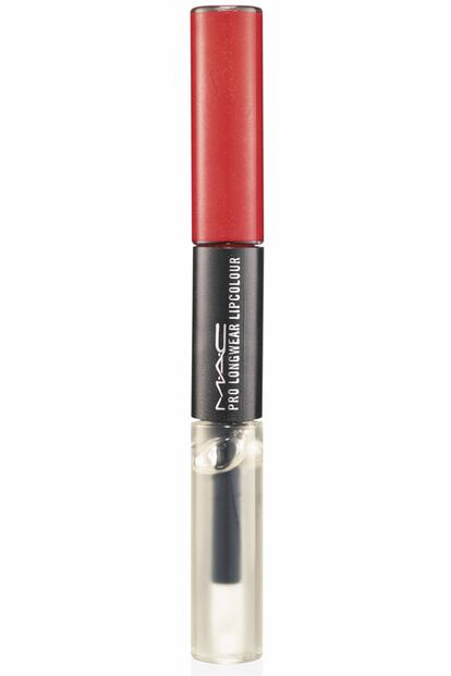 Supercolor en dos pasos con Prolongwear Lipcolour de MAC Cosmetics. Primero se aplica el color, fuerte e inalterable. Después el brillo y la hidratación transparente, que está al otro extremo. El resultado es un colorido indeleble con brillo y unos labios sanos. Cuesta 23,50 euros.