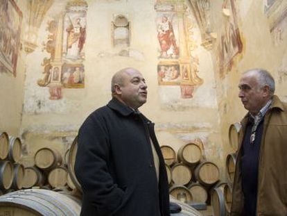 El empresario Francisco Retamero, en su bodega de Ronda, acompa&ntilde;ado de Jos&eacute; Luis Aguilera. 