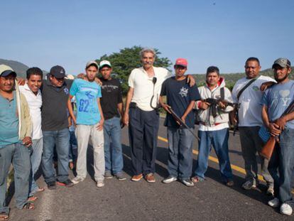 Autodefensas el pasado 26 de octubre antes de entrar en Apatzing&aacute;n. El doctor Jos&eacute; Manuel Mireles, de blanco, en el centro.