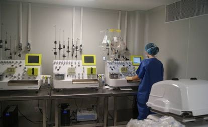 Laboratorio del Clínic de Barcelona donde se preparan las células CAR-T.