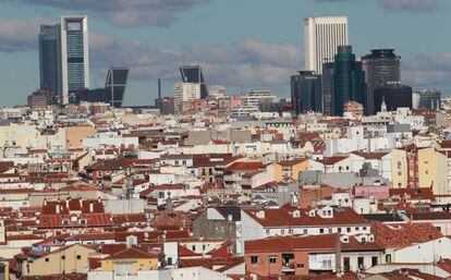 Vista panorámica de Madrid con las Cuatro Torres y las Torres de la Puerta Europa (antes KIO), al fondo.