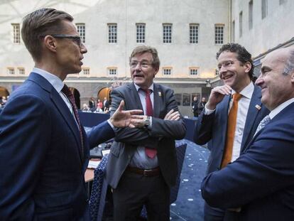 El ministro de Econom&iacute;a, Luis de Guindos, y el presidente del Eurogrupo, Jeroen Dijsselbloem, charlan con el ministro belga de Finanzas, John Robert Overtveldt, y el ministro finland&eacute;s de Finanzas, Alexander Stubb