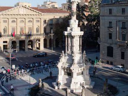 La estatua de los Fueros en Pamplona frente al palacio de Navarra, sede del Gobierno aut&oacute;nomo. 