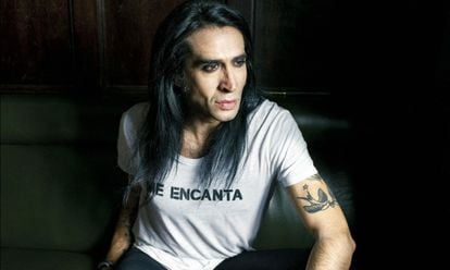 Mario Vaquerizo posa para ICON con una de las camisetas de la colección que ha diseñado para The Hip Tee.