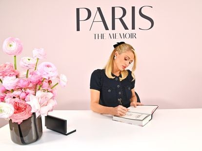 Paris Hilton firma ejemplares de su autobiografía 'Paris: The Memoir' en Londres, el pasado marzo.